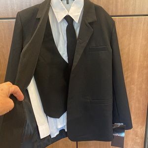 Black N Bianco New with Tag 4 pic  Set, jacket Shirt,Tie  and Vestkids size 14